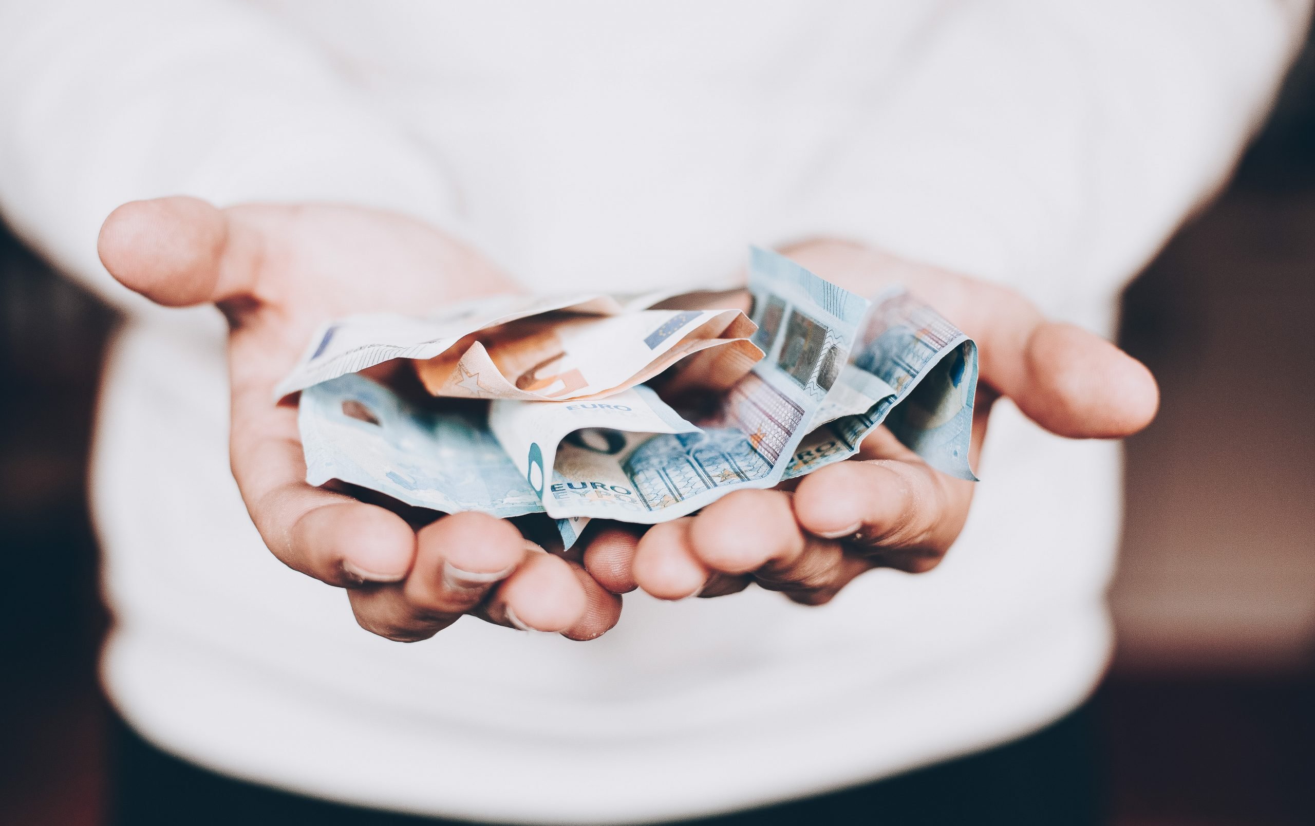 cómo ganar dinero viajando